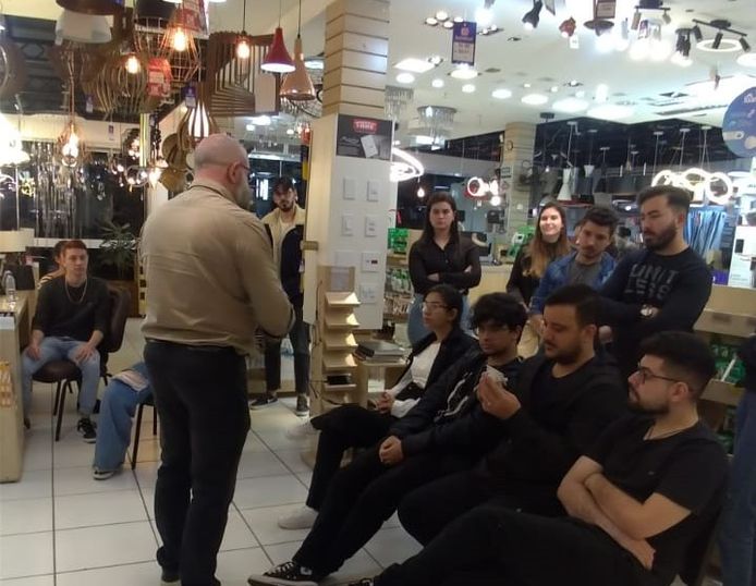 Acadêmicos realizam visita técnica à loja de materiais elétricos.