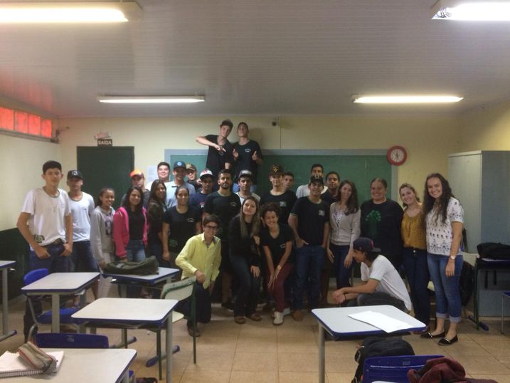 Equipe da Unipar com alunos do Colégio Agrícolo