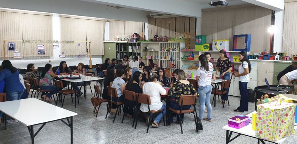 Alunos e acadêmicos assistem a palestras e oficinas