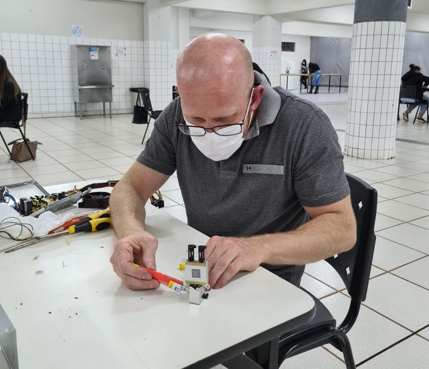 Estudantes fazem brinquedos com materiais sustentáveis.