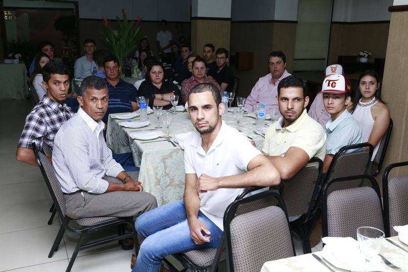 Diretores, professores, acadêmicos e colaboradores da Unipar prestigiam o lançamento do livro