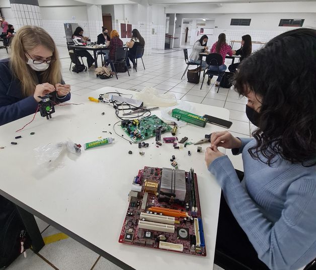 Estudantes fazem brinquedos com materiais sustentáveis.