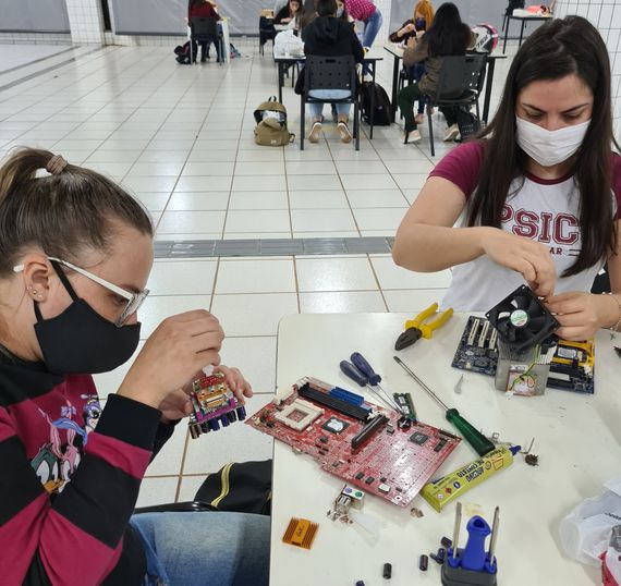 Estudantes fazem brinquedos com materiais sustentáveis.