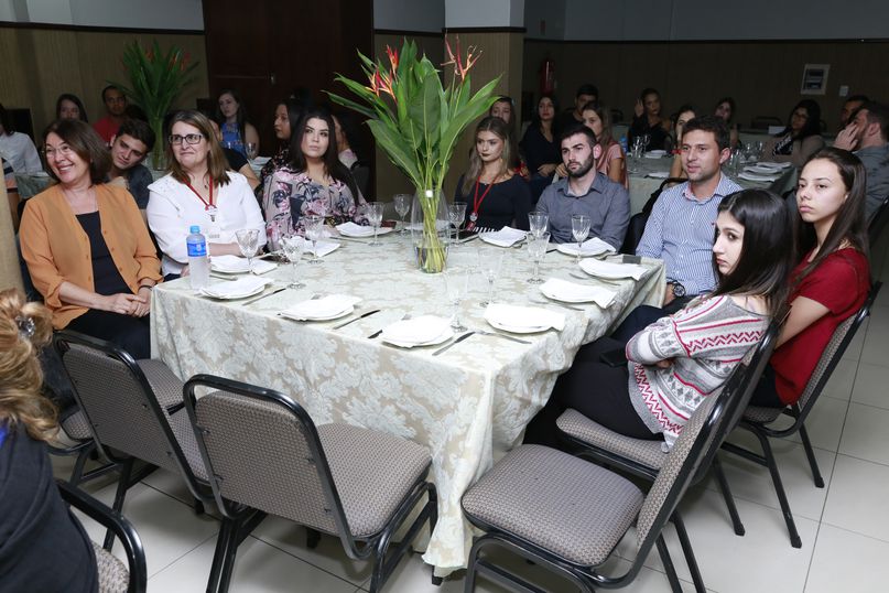 Diretores, professores, acadêmicos e colaboradores da Unipar prestigiam o lançamento do livro