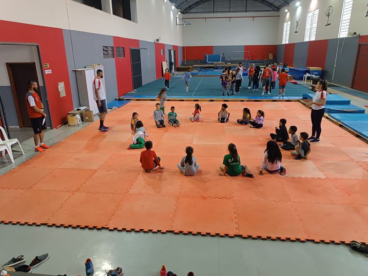 Curso de Educação Física promove atividades para mais de 300 crianças.