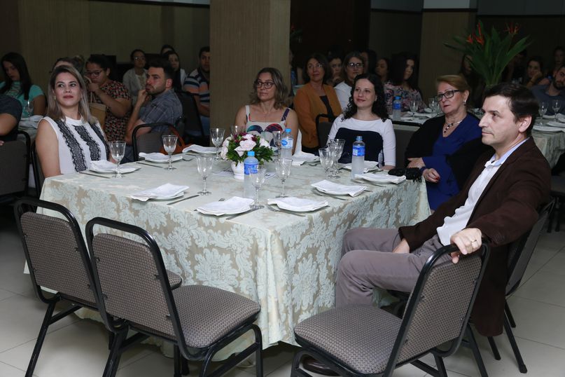 Diretores, professores, acadêmicos e colaboradores da Unipar prestigiam o lançamento do livro