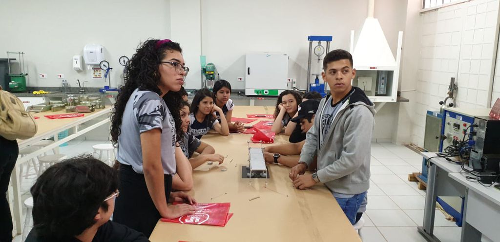 Alunos e acadêmicos assistem a palestras e oficinas