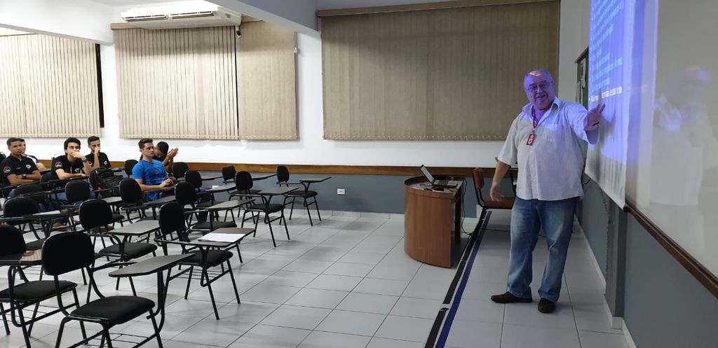 Alunos e acadêmicos assistem a palestras e oficinas