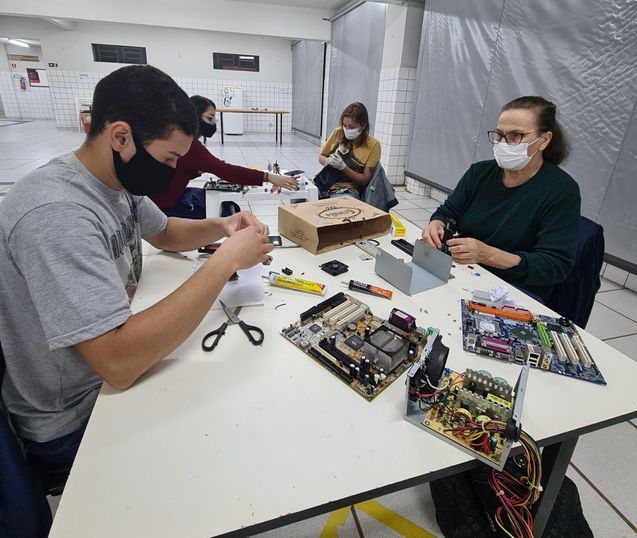 Estudantes fazem brinquedos com materiais sustentáveis.