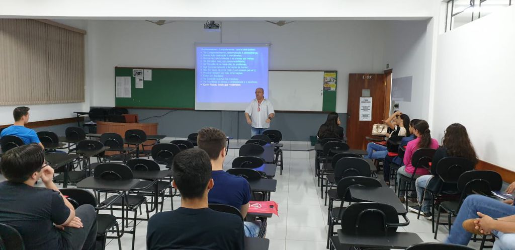 Alunos e acadêmicos assistem a palestras e oficinas