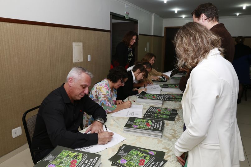 Autores e professores reunidos na sessão de autógrafos