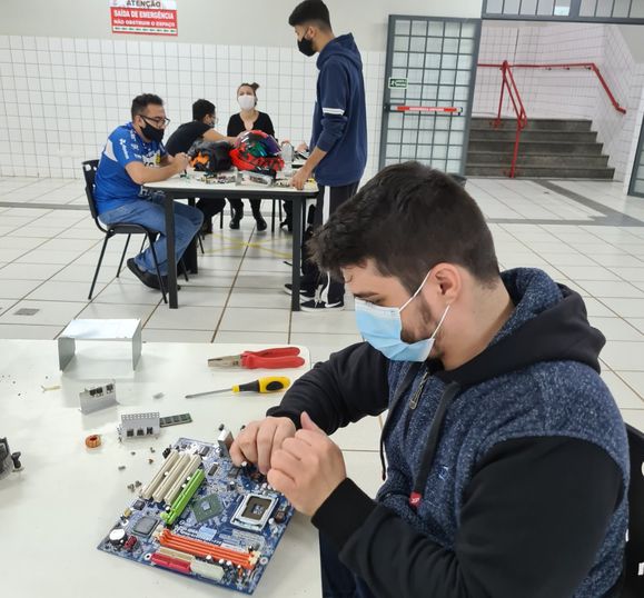 Estudantes fazem brinquedos com materiais sustentáveis.