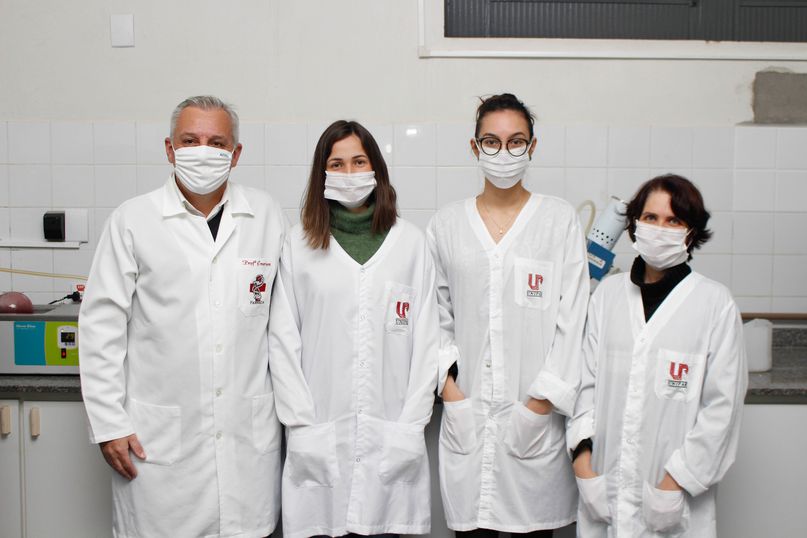 Pesquisador com as mestrandas Joice Karina Otenio e Mariana Moraes e a professora Daniela Boleta