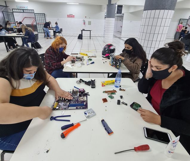 Estudantes fazem brinquedos com materiais sustentáveis.