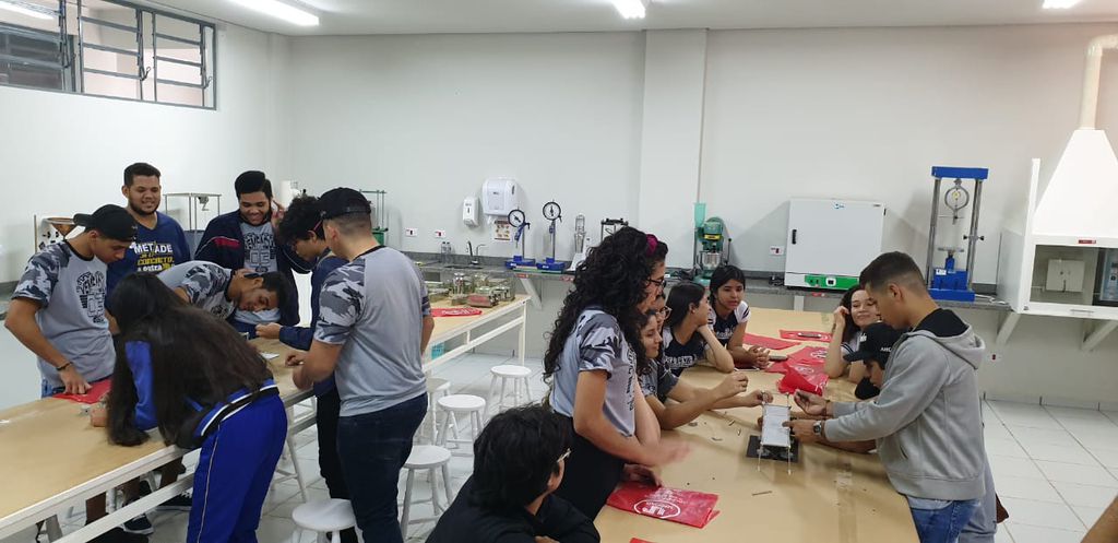 Alunos e acadêmicos assistem a palestras e oficinas