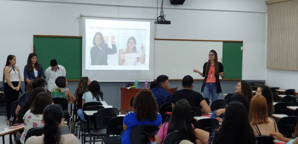 Alunos e acadêmicos assistem a palestras e oficinas