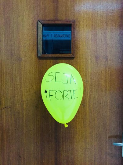 Balão colocado na porta da sala de aula traz mensagens de motivação