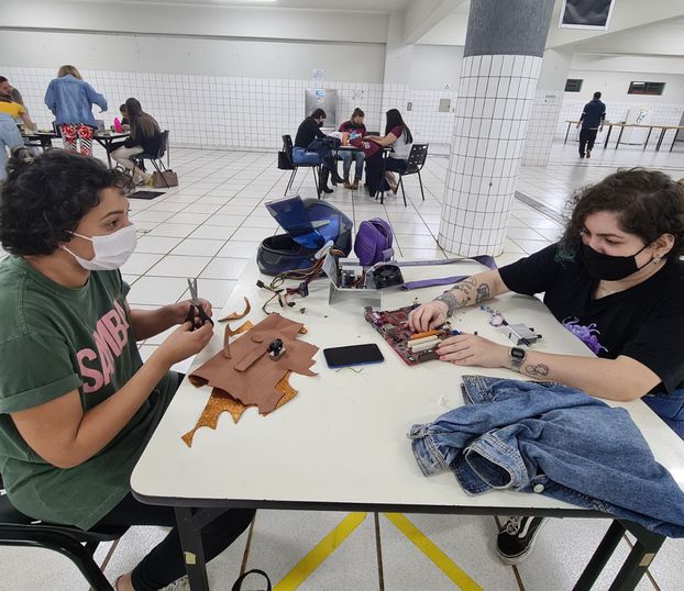 Estudantes fazem brinquedos com materiais sustentáveis.