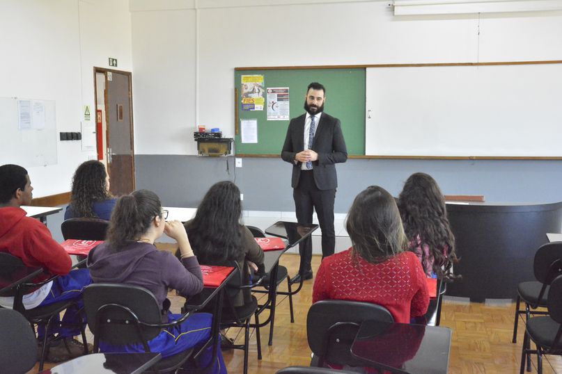 Alunos e acadêmicos assistem a palestras e oficinas