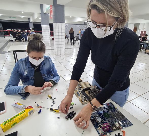 Estudantes fazem brinquedos com materiais sustentáveis.