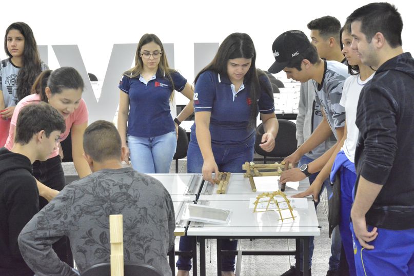 Alunos e acadêmicos assistem a palestras e oficinas