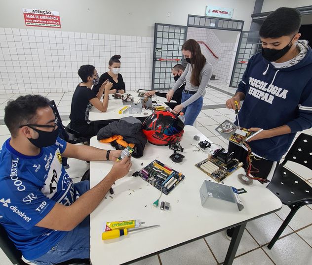 Estudantes fazem brinquedos com materiais sustentáveis.