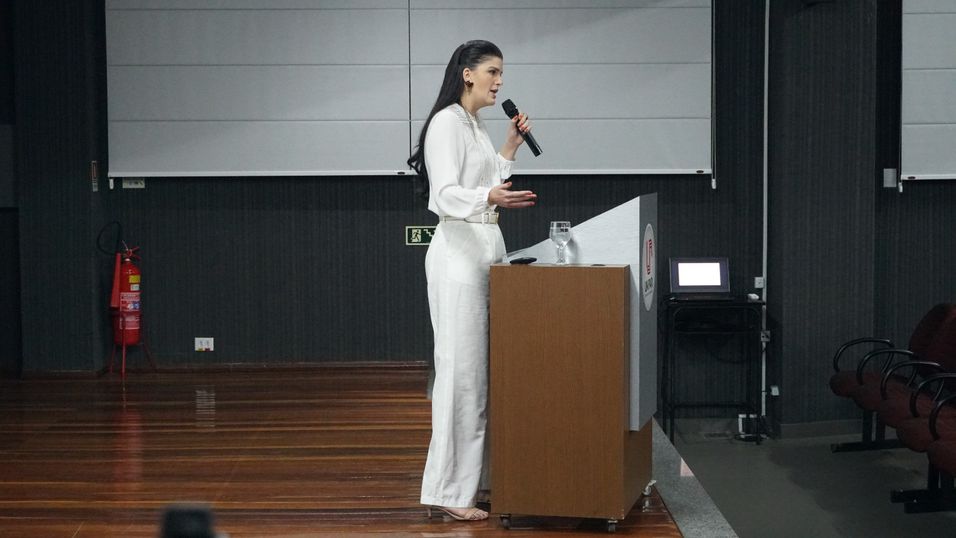 Estética e Cosmética promove palestra sobre respaldo jurídico para atuação profissional.